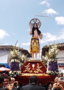 La imagen del Señor del Costado en procesión por las calles céntricas del pueblo de Santacruz