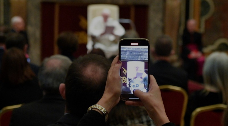 Papa a comunicadores: “Combatan fake news de la pandemia”
