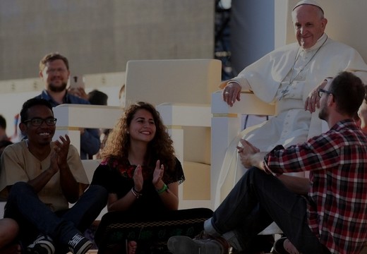 El Papa advierte a los jóvenes sobre el “pensamiento breve”