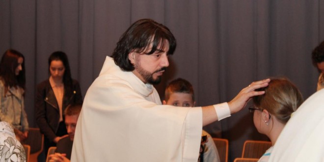 padre zlatko sudac krouillong comunion en la mano confesion diez mandamientos