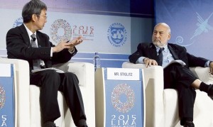 Expositores. Min Zhu, del FMI, dice que hace falta un cambio en la política pensionaria. Stiglitz lo mira atento. Foto: Renato Pajuelo.