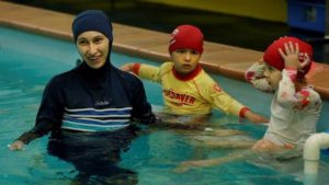 El Tribunal Europeo de Derechos Humanos ordenó que todas las niñas en edad escolar deberán ir a clases de natación- en caso de corresponder- mixtas. El organismo señaló que la educación como derecho de Estado prevalece sobre las convicciones religiosas.