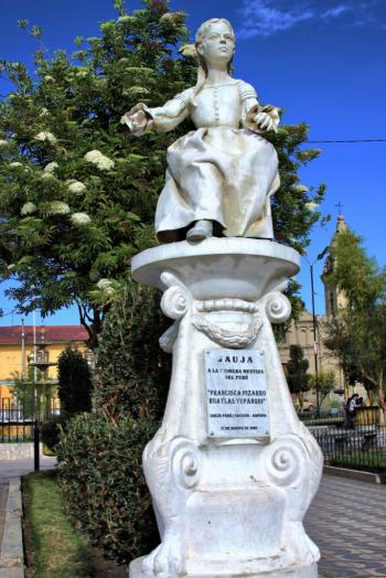 Monumento de Francisca Pizarro en la Plaza de Jauja - Perú