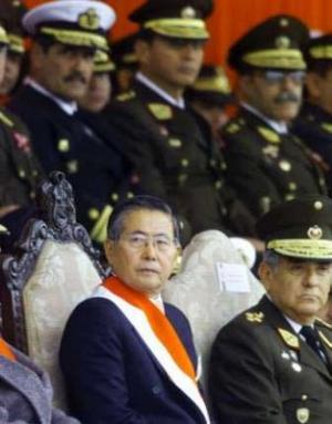 Fujimori rodeado de sus aliados los militares