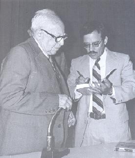 César Hildebrandt con Luis Alberto Sánchez luego de la presentación de la primera edición de Cambio de Palabras, 1981. Fuente: segunda edición de la obra