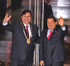 Alan García y Hugo Chávez posando para la foto, tratando de aparentar que llevan la fiesta en paz. Fuente: www.elpais.com