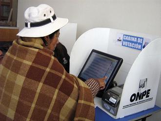 Ciudadana puneña experimenta con una máquina de voto electrónico de la ONPE