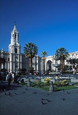 Plaza de Armas de Arequipa. Fuente: www.sumaqperu.com