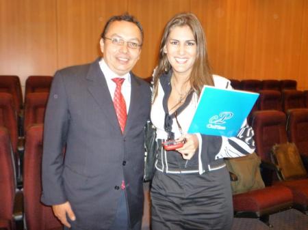 El entrevistado en compañía de la consultora ecuatoriana Cristina Reyes Hidalgo, ex asambleísta de la Asamblea Constituyente y actual concejal de Guayaquil, además fue Miss Ecuador Mundo 2005