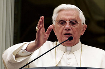 krouillong karla rouillon gallangos no recibas la eucaristia en la mano padre gaston garatea el papa advierte la dictadura del relativismo.jpg