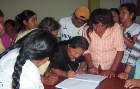 comuneras de Santa Rosa firmando acta de asamblea. marzo 2011.JPG