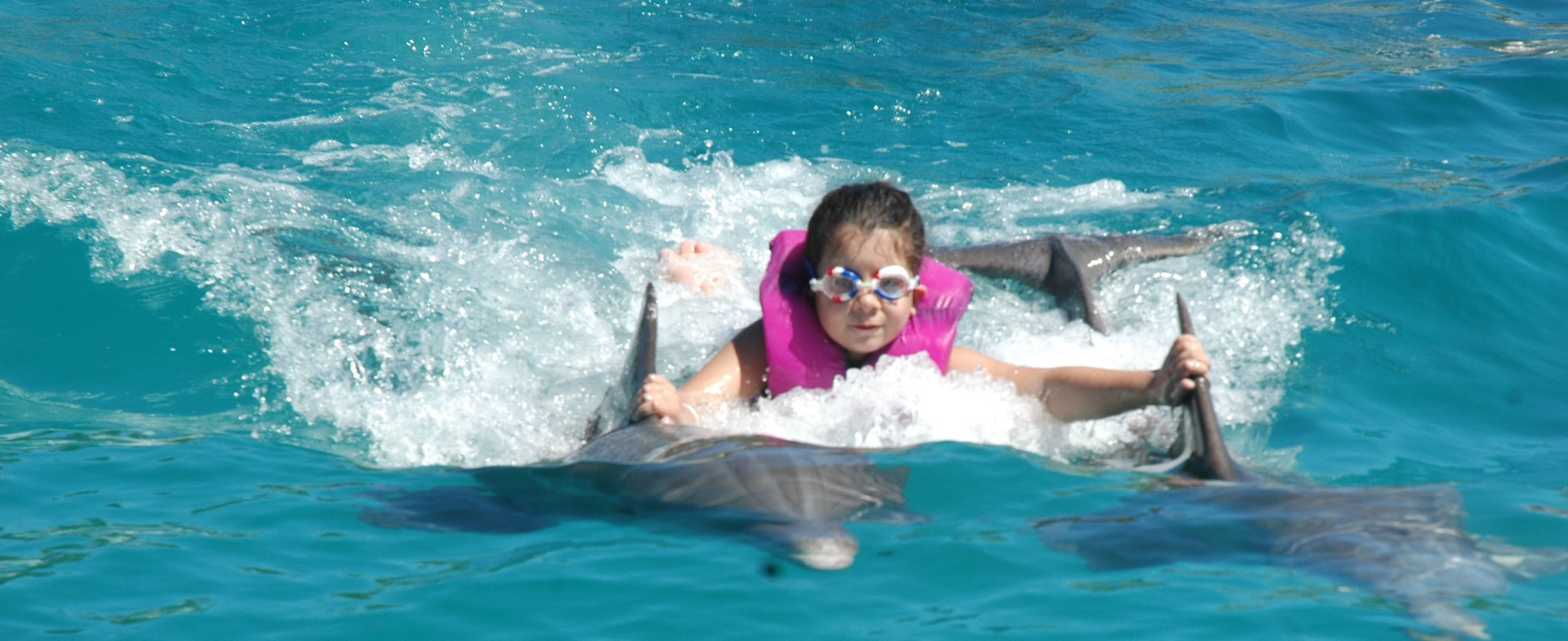 Mi sobrina Lucía nadando con delfines