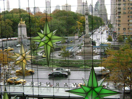 Vista de Columbus Circle desde un centro comercial