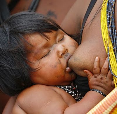 bebe indigena mamando