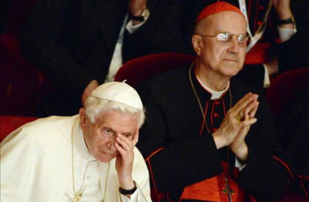 Benedicto XVI y el cardenal Bertone
