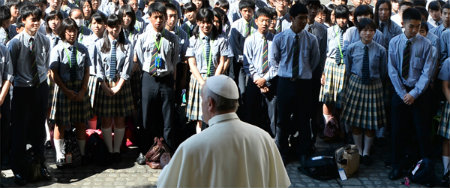 Papa recibe estudiantes japoneses. Diálogo hace la paz