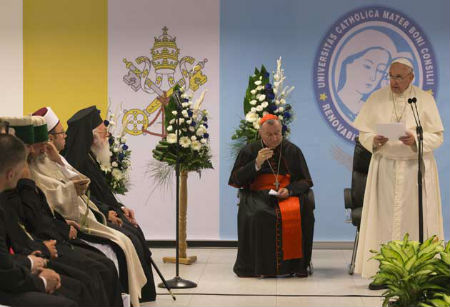 Papa en Albania con líderes religiosos
