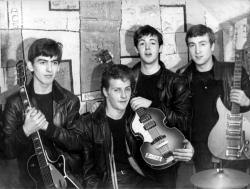 Los Beatles a finales de 1961. Fuente de la foto: http://www.beatlesource.com/savage/1961/61.12.08b%20cavern/31.jpg