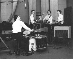 Los Beatles en su primera sesión de grabación. Fuente de la foto:http://www.beatlesource.com/