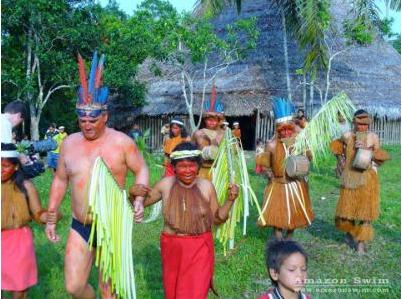 Martil Streel con la tribu Yagua fuente: amazonswin.com