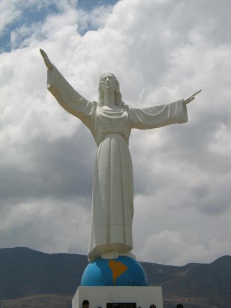 Un cristo dominante en una tarde oscura